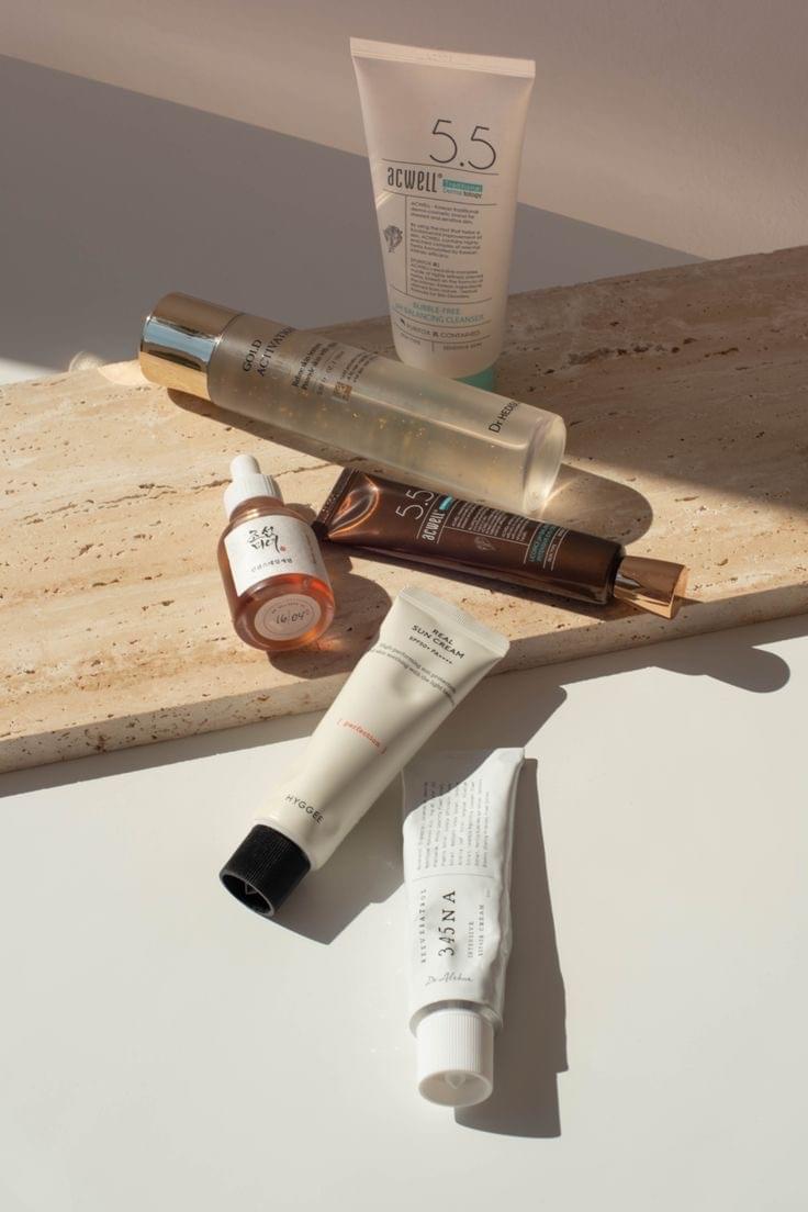 Productos de cosmética coreana sobre mesa de tratamiento