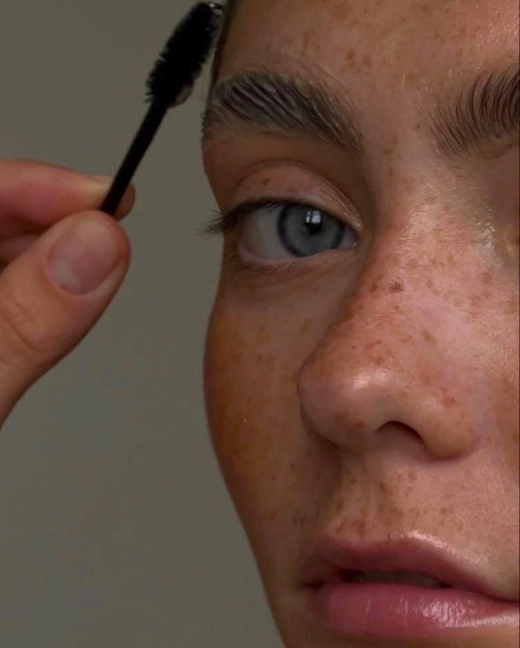 Chica realizándose un laminado de cejas