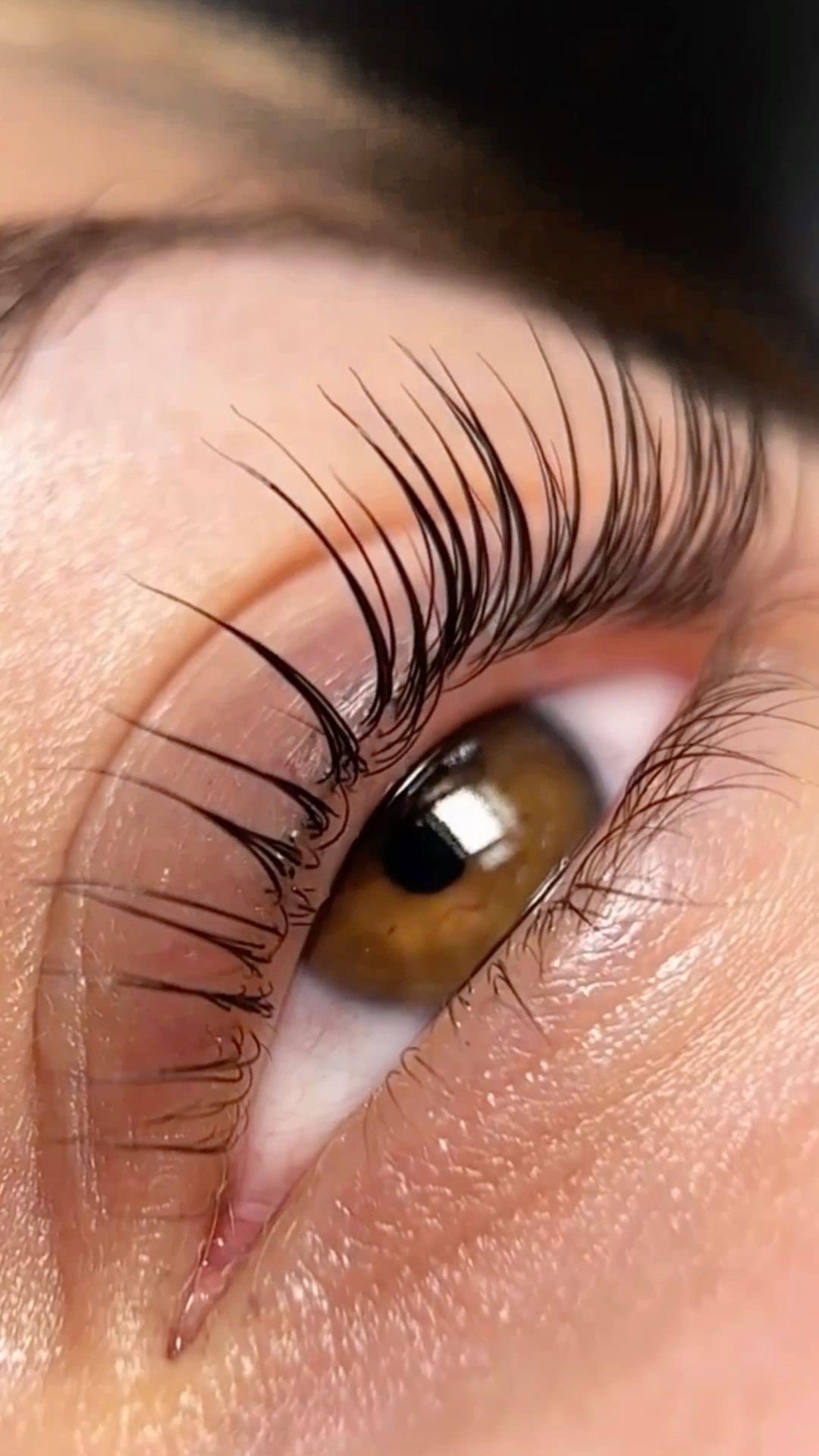Ojo y pestañas de una chica que se realizó el lifting de pestañas coreano