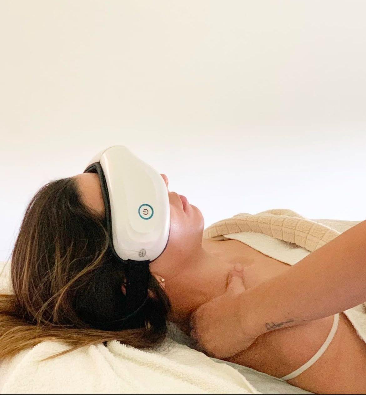 Realizando tratamiento Eye Restore Therapy